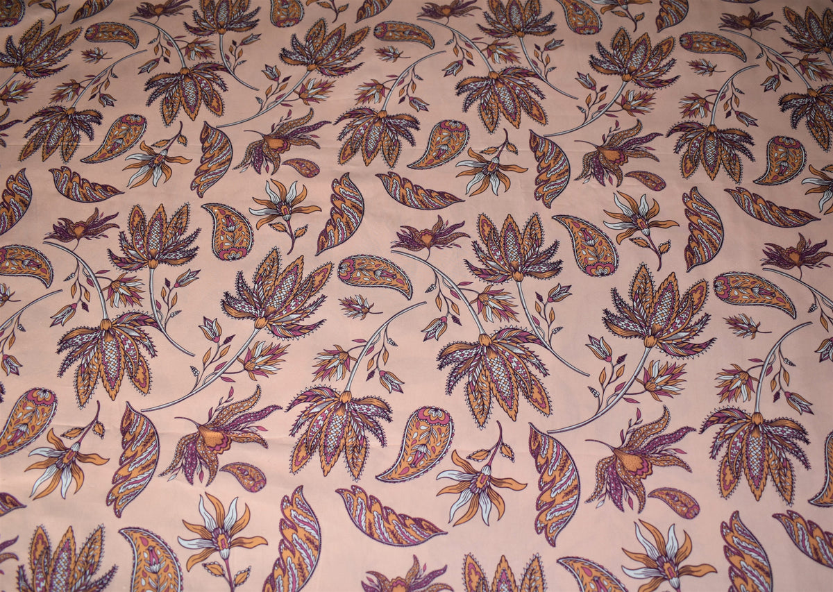 Vista superior del estampado floral bohemio en popelina de algodón durazno curuba