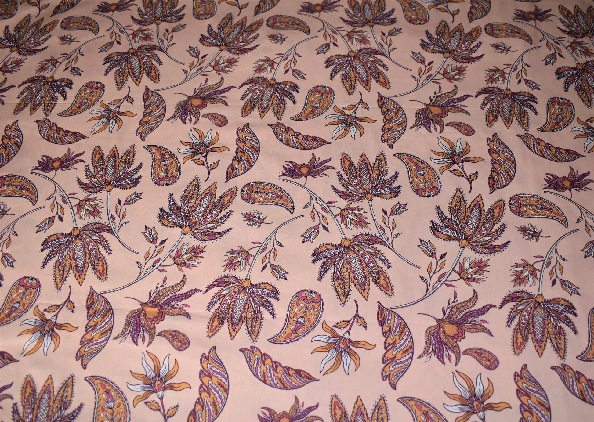 Vista superior del estampado floral bohemio en popelina de algodón durazno curuba