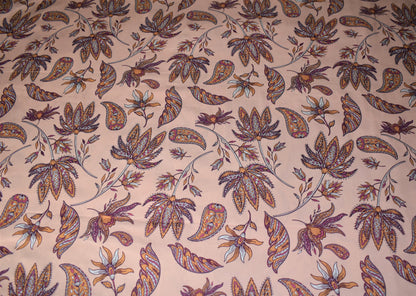 Vista superior del estampado floral bohemio en popelina de algodón durazno curuba