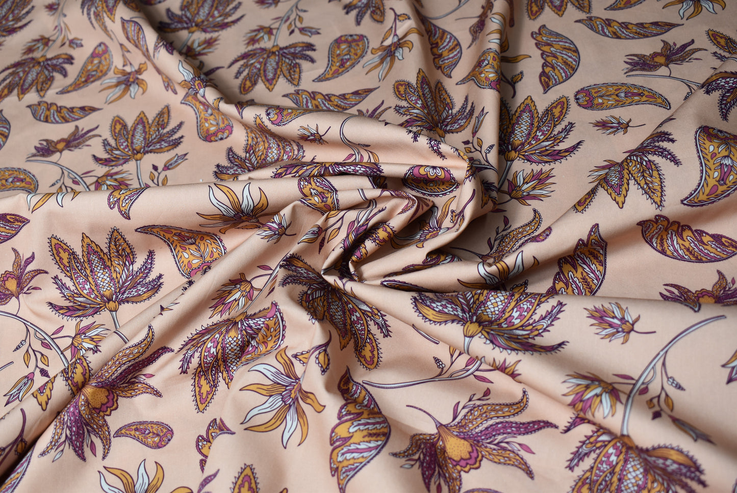 Detalle de estampado paisley mostaza y vino sobre popelina durazno curuba
