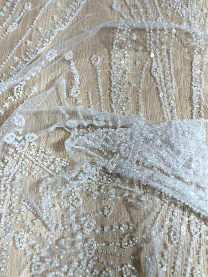 Detalle de bordado con lentejuela y canutillo en tul beige, diseño paisley