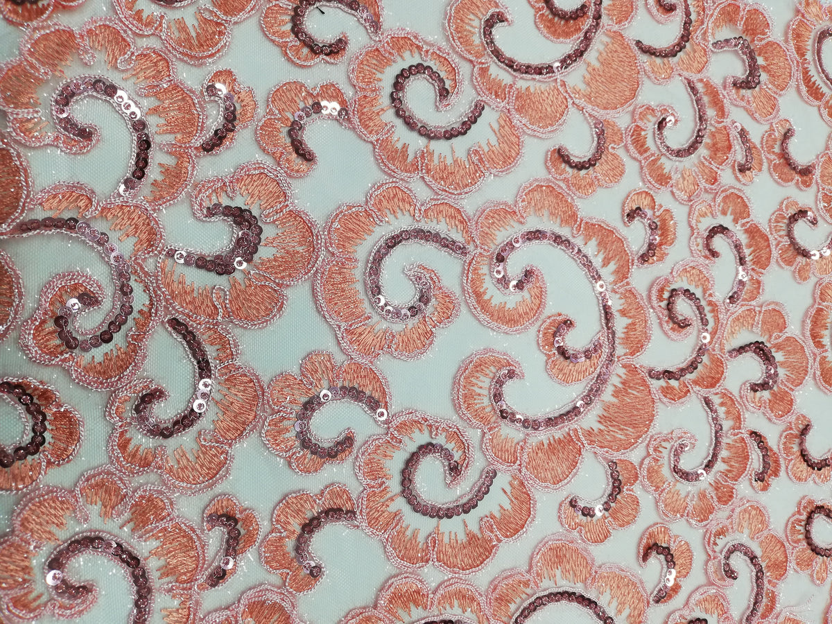 Tul bordado coral con flores en espiral y lentejuelas rosa y malva, vista general del diseño