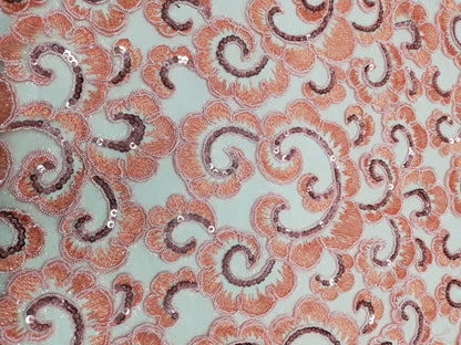 Tul bordado coral con flores en espiral y lentejuelas rosa y malva, vista general del diseño